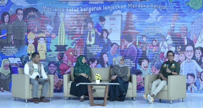 
					Suasana saat Kepala Dinas Kesehatan Donggala, dr Syahriar menjadi narasumber sebuah acara Gelar Wicara yang diadakan oleh Balai Guru Pendidikan Provinsi Sulawesi Tengah pada Sabtu (01/06/24) di Gedung Museum Negeri Provinsi Sulawesi Tengah. photo: netiz.id (akib)