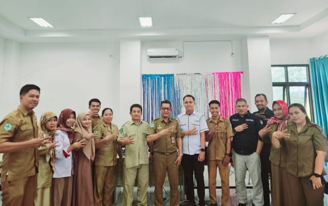 
					Kepala Dinas Kesehatan Donggala, dr Syahriar bersama tim saat melakukan kunjungan ke PKM Lalundu Despot kecamatan Rio Pakava. Photo: TIM