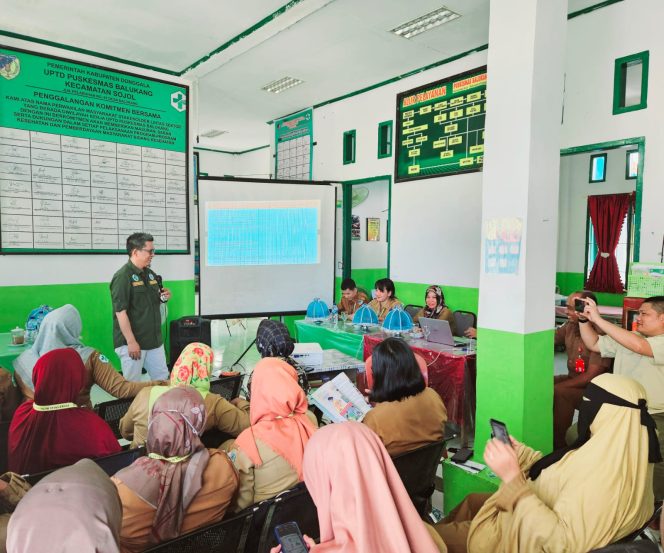 
					Saat Kepala Dinas Kesehatan Kabupaten Donggala, dr Syahriar saat mengisi materi di Puskesmas Balukang Kecamatan Sojol. Photo: TIM