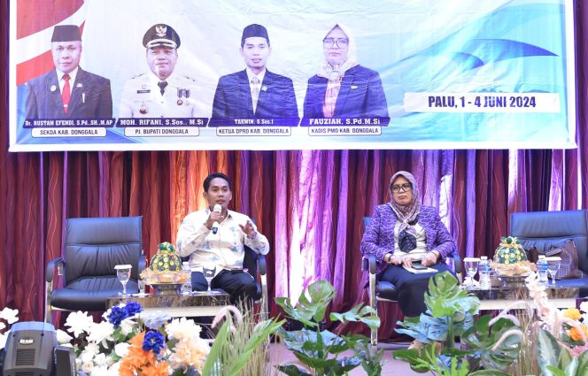 
					Saat Ketua DPRD Donggala, Takwin didampingi Kepala Dinas PMD, Fauziah memberikan materi bimtek kepala Aparat Desa. Photo: netiz.id (akib)