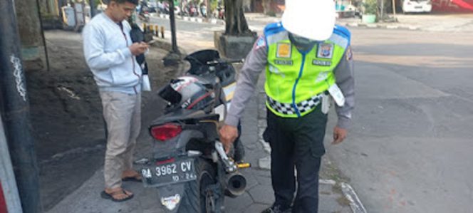 
					Dalam upaya meningkatkan kedisiplinan dan ketertiban berlalu lintas, Polsek Wirobrajan menggelar razia di Jalan Patang Puluhan, Wirobrajan, Yogyakarta pada Selasa kemarin siang (04/06/24).