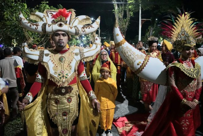 
					Suasana saat Sekretaris Daerah Kota Palu, Irmayanti Pettalolo ikut dalam Karnaval Budaya Nusantara APEKSI XVII Balikpapan bersama 300 peserta Kota Palu. Photo: Humas Pemkot Palu.