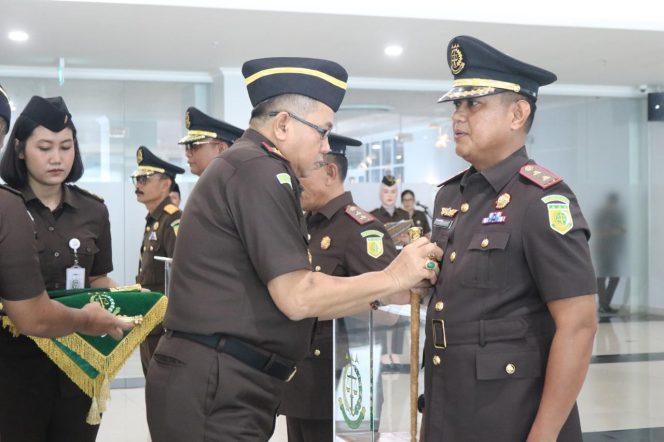 
					Suasana saat Fahri dilantik sebagai Kepala Kejaksaan Negeri Donggala oleh Kepala Kejaksaan Tinggi Sulteng, Dr. Bambang Hariyanto. Photo: ist