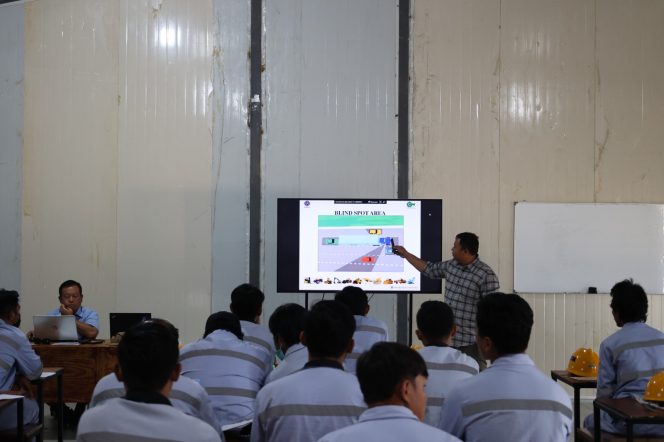 
					External Relations Manager Indonesia Huabao Industrial Park, Cipto Rustianto saat mengisi Pelatihan dan sertifikasi SIO alat berat. Photo: ist