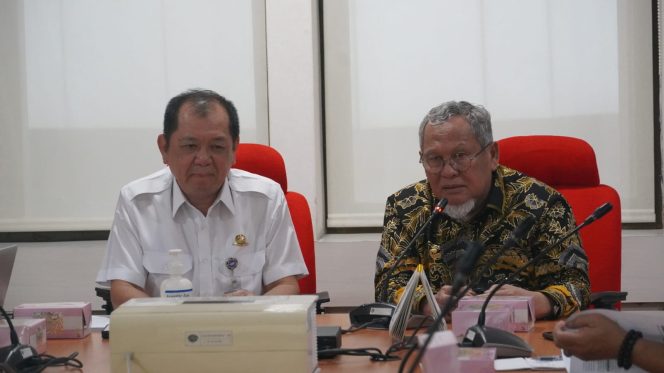 
					Suasana saat Ketua Pansus II H.Zainal Abidin Ishak bersama Kepala Biro Hukum Sekjen Kementerian Perhubungan RI F.Budi Prayitno, Photo: Humas DPRD Sulteng