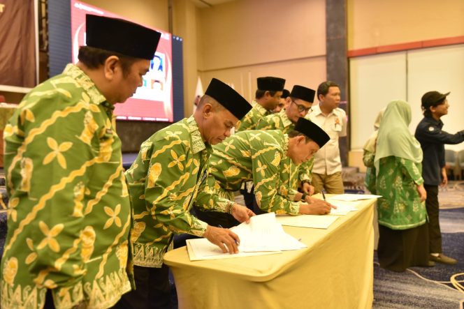 
					Suasana saat Komisioner KPU Kota Palu menandatangani  SK penetapan Anleg DPRD Kota Palu. Photo: netiz.id (akib).