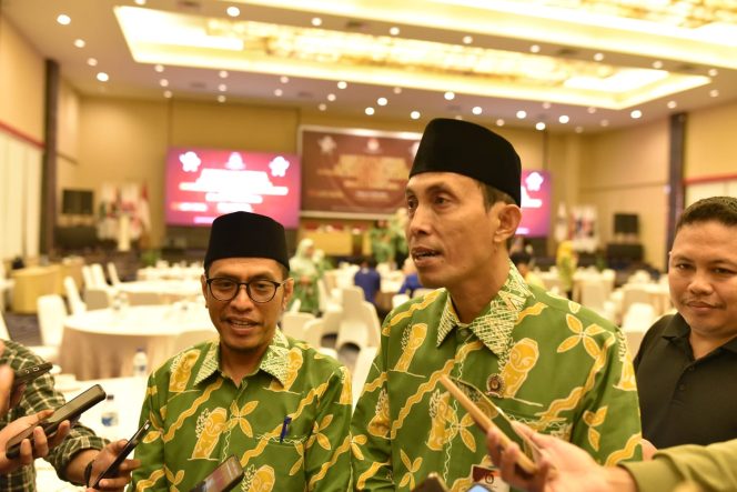 
					Ketua KPU Kota Palu, Idrus bersama Komisioner KPU Kota Palu, Iskandar saat ditemui awak media setelah menggelar rapat pleno terbuka pada Jumat Malam (14/06/24). Photo: netiz.id (akib)