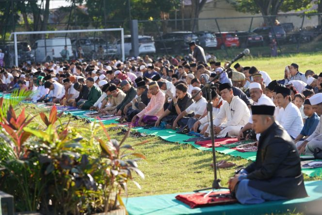 
					Suasana saat para jamaah sholat idul adha di Lapangan Sepakbola Tatura (Lapangan KONI), Jalan Batu Bata Indah, Kota Palu. pada Senin (17/06/24). Photo: Humas Pemkot Palu