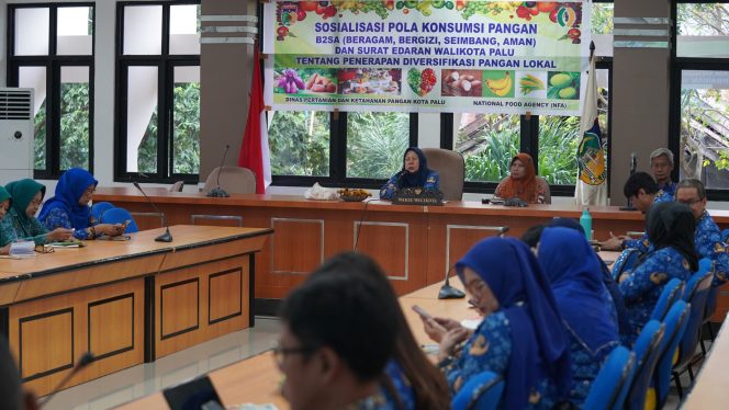 
					Suasana saat Wakil Wali Kota Palu, dr. Reny A. Lamadjido, secara resmi membuka kegiatan sosialisasi Pola Konsumsi Pangan B2SA (Beragam, Bergizi, Seimbang, dan Aman) di ruang rapat Bantaya Kantor Wali Kota Palu, Rabu (19/06/24). Photo: Humas Pemkot Palu. 