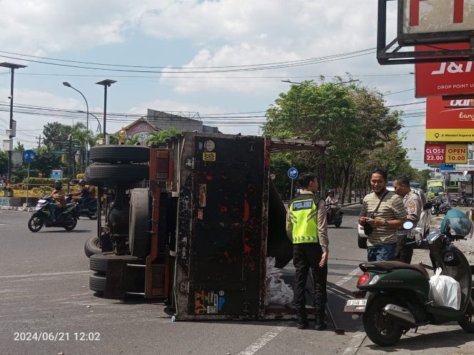 
					Sebuah truk bermuatan besi terguling di persimpangan Jalan Veteran - Jalan Menteri Supeno, Yogyakarta, pada hari Jumat (21/06/24) sekitar pukul 11.45 WIB. Photo: ist