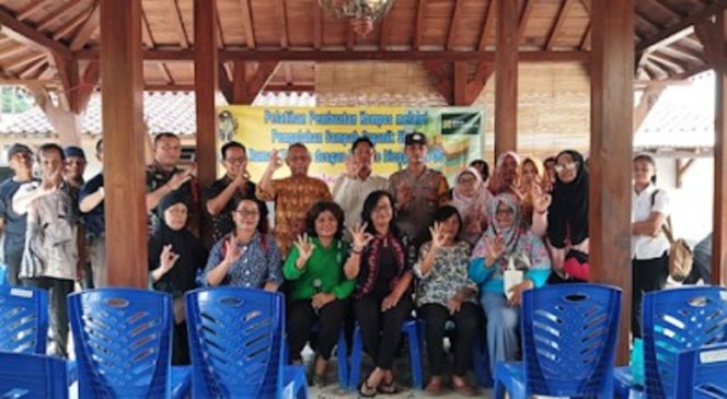 
					pelatihan pembuatan kompos melalui pengolahan sampah organik skala rumah tangga dengan metode biopori. Acara ini diselenggarakan di kediaman Ketua RT.26, Bapak Joko Mulyanto, RW.06 Wirobrajan pada Jum’at (21/06/24). Photo: WR