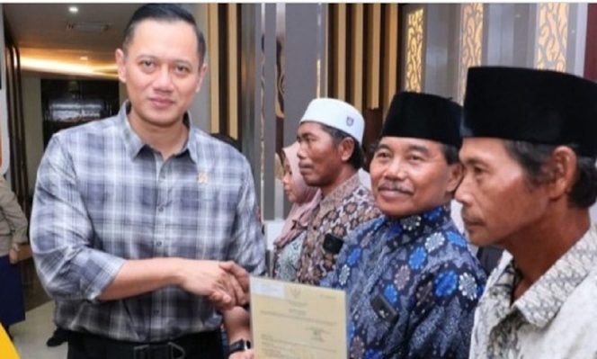 
					Suasana saat Menteri Agraria dan Tata Ruang/Kepala Badan Pertanahan Nasional (ATR/BPN), Agus Harimurti Yudhoyono secara simbolis memberikan sertifikat tanah elektronik kepada masyarakat di Kantor Pertanahan Kabupaten Kubu Raya pada Sabtu (22/06/24). Photo: ist