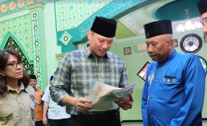 
					Suasana saat Menteri Agraria dan Tata Ruang/Kepala Badan Pertanahan Nasional (ATR/BPN), Agus Harimurti Yudhoyono secara simbolis menyerahkan tiga sertipikat tanah wakaf milik Yayasan Babul Jannatul Firdaus di Masjid Araafiul A'laa, Pontianak. photo: ist