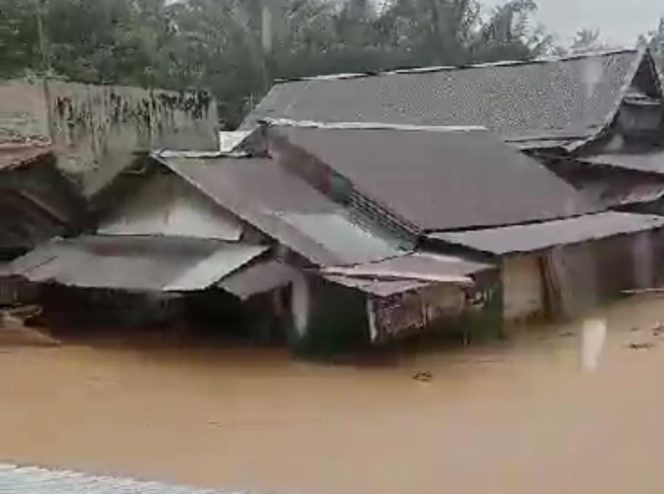 
					Saat banjir merendam rumah warga di desa Mbuwu Kecamatan Banawa Selatan pada Senin sore (24/06/24). Photo: Tangkapan layar,
