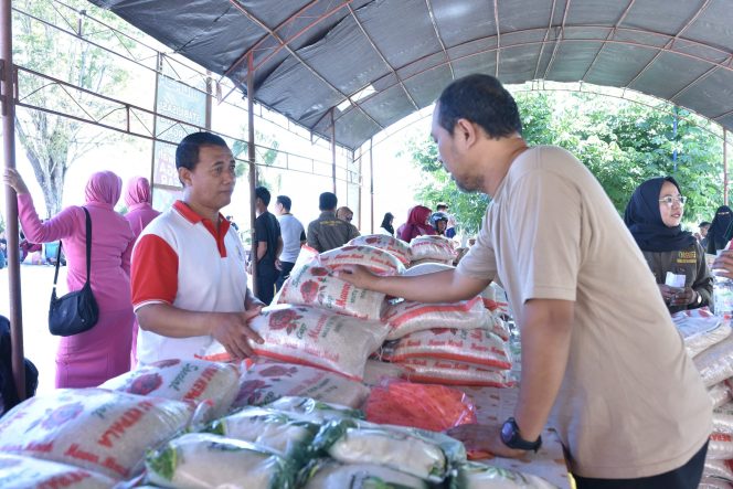 
					Suasana saat warga berbelanja di kegiatan GPM di halaman Mako Polres Donggala, Kelurahan Kabongan Kecil, Kecamatan Banawa pada hari Selasa (25/06/24). Photo: netiz.id (akib).