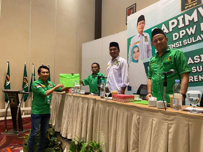 
					Ketua DPC PPP Kabupaten Donggala, Samsu Rizal saat menerima rekomendasi DPW PPP Sulawesi Tengah untuk mendukung Moh Yasin dalam Pilkada November mendatang. Photo: TIM