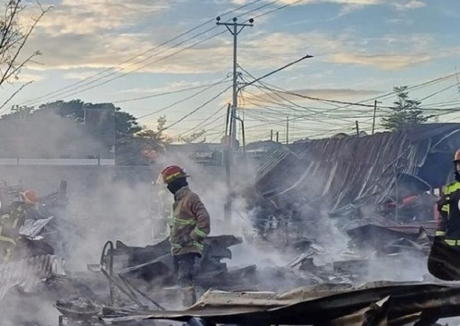 
					Suasana saat Petugas Pemadam Kebakaran (Damkar) Kota Palu   memadamkan api di lokasi kebarakan jalan Untad 1 Tondo pada Sabtu pagi (29/06/24). Photo: AP