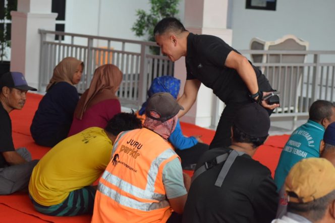 
					Suasana saat Wali Kota Palu, Hadianto Rasyid bertemu dengan tukang parkir di rujab wali kota pada Sabtu (29/06/24). photo: Humas Pemkot Palu. 
