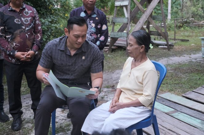 
					Suasana saat Menteri Agraria dan Tata Ruang/Kepala Badan Pertanahan Nasional (ATR/BPN), Agus Harimurti Yudhoyono  menyerahkan langsung sertipikat kepada warga Kelurahan Petuk Katimpun, Kota Palangka Raya. photo: ist