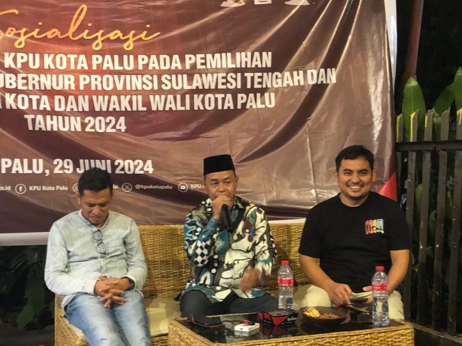 
					Tampak Komisioner KPU Kota Palu dalam kegiatan sosialisasi dikafe Jln Setia Budi Kota Palu. photo: Ginda