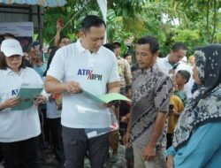Menteri ATR/BPN Serahkan Sertifikat Tanah di Tebing Tinggi Okura, Pekanbaru