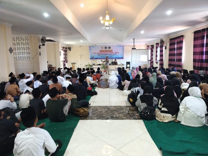 
					Pranata Humas Ahli Muda dari Diskominfosantik Kota Palu, Andi Chandra, saat menjadi narasumber dalam kegiatan Masa Ta'aruf Siswa Madrasah (MATSAMA) di MTs. Alkhairaat Pusat Palu Tahun Pelajaran 2024/2025.  photo:  Diskominfosantik Kota Palu