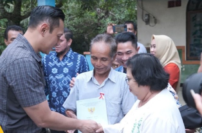
					Suasana saat Menteri Agraria dan Tata Ruang/Kepala Badan Pertanahan Nasional (ATR/BPN), Agus Harimurti Yudhoyono menyerahkan seripikat kepada warga Petuk Katimpun, Palangka Raya. Pada hari Jumat (28/06/24), photo: ist