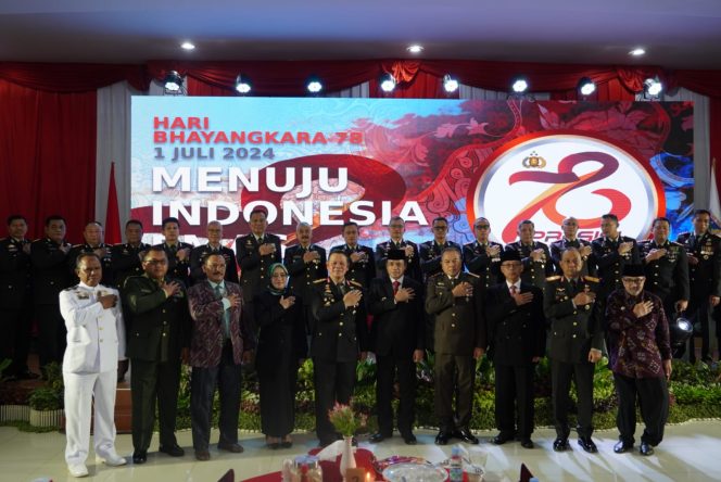 
					Ketua DPRD Provinsi Sulawesi Tengah (Sulteng) diwakili oleh Anggota DPRD Provinsi Sulteng Ady Pitoyo menghadiri upacara dan syukuran Peringatan Hari Bhayangkara ke-78 Tahun 2024 yang dilaksanakan oleh jajaran Kepolisian Daerah (Polda) Sulteng di Lapangan Kantor Gubernur Sulteng, Senin (01/07/24). photo: Zul