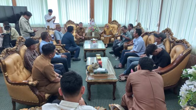 
					Wali Kota Palu, H. Hadianto Rasyid, didampingi Sekretaris Daerah Kota Palu, Irmayanti Pettalolo,  menerima kedatangan perwakilan masyarakat Kelurahan Tondo di ruang kerja wali kota, pada Senin (01/07/24). photo: Humas Pemkot Palu.