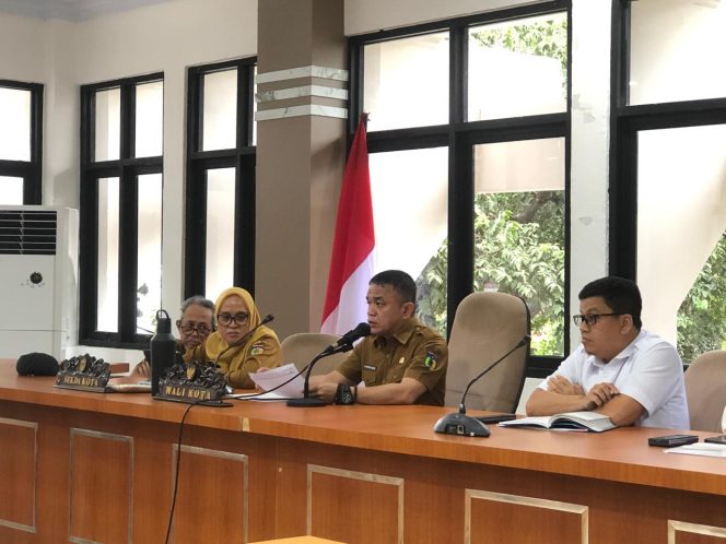 
					Rapat koordinasi yang dipimpin langsung oleh Walikota Palu di Ruang Kerja Walikota Palu.. Photo: Ginda 