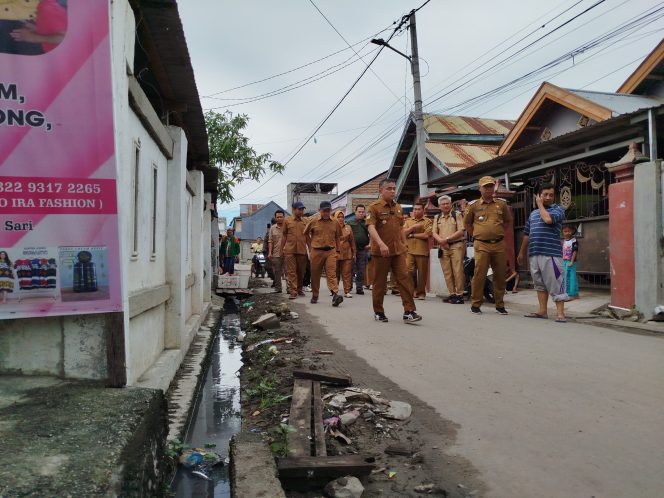 
					Wali Kota Palu H. Hadianto Rasyid melakukan peninjauan saluran air di wilayah Jalan Jamur hingga Jalan Labu pada Selasa (02/07/24). photo: Humas Pemkot Palu