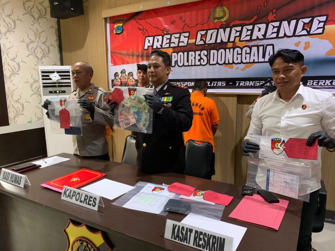 
					Kapolres Donggala, AKBP Efos Satria SIK MIK  saat memimpin konfrensi pers penangkapan Pembuatan SIM Palsu. Photo: TIM