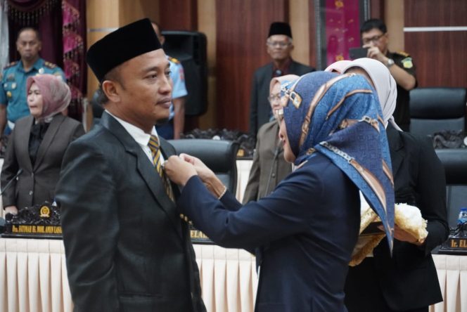 
					Suasana saat Ketua DPRD Provinsi Sulteng, Dr. Hj. Nilam Sari Lawira, melantik Fadli Anang, sebagai Anggota DPRD Provinsi Sulteng, disertai penandatanganan Naskah Berita Acara Sumpah Janji dan penyematan lencana dewan. photo: Dan