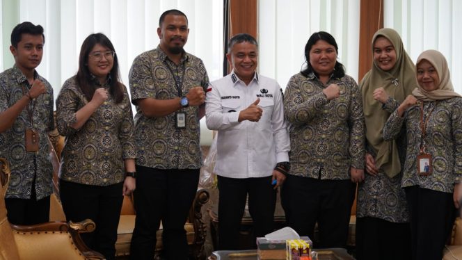
					Suasana saat Wali Kota Palu, H. Hadianto Rasyid, menerima kunjungan Kepala BPJS Kesehatan Cabang Palu, HS Rumondang Pakpahan beserta rombongan, pada hari Rabu, (03/07/24) di ruang kerjanya. photo: Humas Pemkot Palu