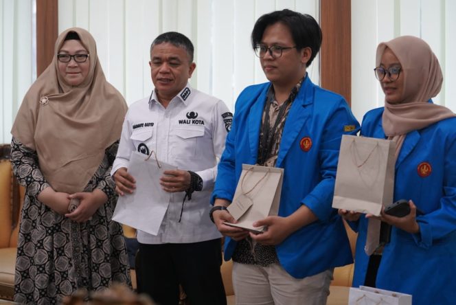 
					Suasana saat Wali Kota Palu, H. Hadianto Rasyid, menerima kunjungan para mahasiswa dari Prodi S1 Manajemen Fakultas Ekonomi dan Bisnis Universitas Tadulako di ruang kerjanya pada hari Rabu, (03/07/24). photo: Humas Pemkot Palu