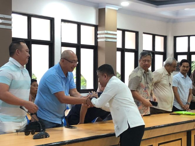 
					Walikota Palu, Hadianto Rasyid saat berjabat tangan dengan para pemilik tambang di ruang rapat Bantaya Kota Palu. //FOTO:GINDA