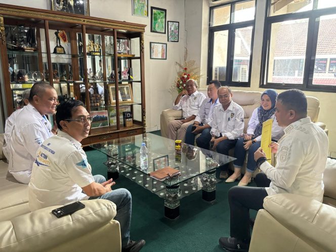 
					Suasana saat Wali Kota Palu, Hadianto Rasyid menerima kunjungan kunjungan Pengurus Wilayah Ikatan Motor Indonesia (IMI) Provinsi Sulawesi Tengah, pada Kamis (04/07/24) di ruang pertemuan kantor Wali Kota Palu. photo: jupe