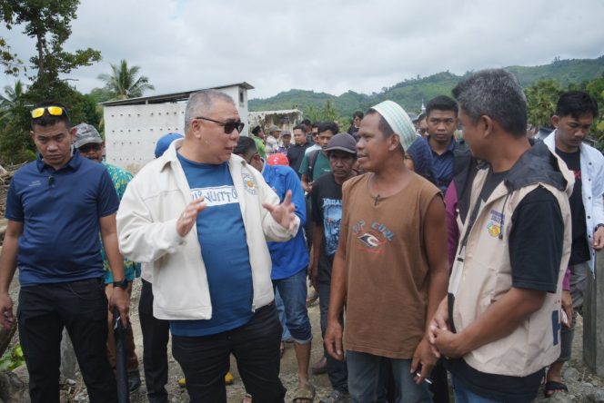 
					Suasana saat Ahmad Ali berdiskusi dengan korban banjir di Kecamatan Toribulu Kabupaten Parigi Moutong pada Kamis (04/07/24). photo: TIM