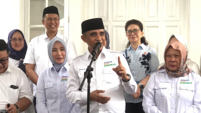
					Konferensi pers pasangan BERANI bersama puluhan jurnalis di kediaman Anwar Hafid, Jln Samratulangi Kota Palu. //FOTO:GINDA
