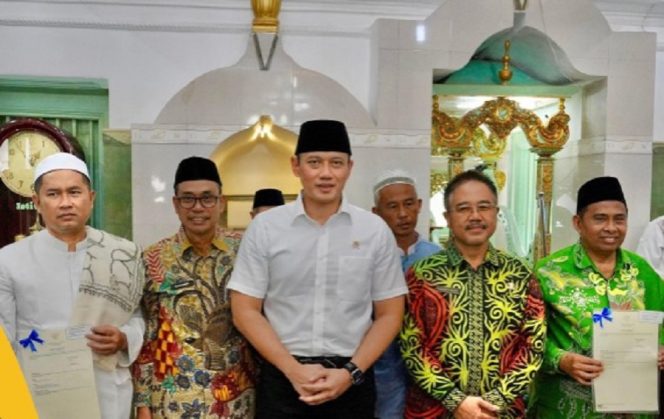 
					suasana saat Menteri Agraria dan Tata Ruang/Kepala Badan Pertanahan Nasional (ATR/BPN), Agus Harimurti Yudhoyono (AHY) menyerahkan sertifikat Masjid Ainul Yaqin Sunan Giri di Gresik, Jawa Timur usai Salat Jumat (05/07/24). photo: ist