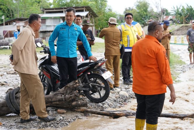 
					Suasana saat sejumlah OPD bergerak cepat lakukan Penanganan Banjir. photo: iwan