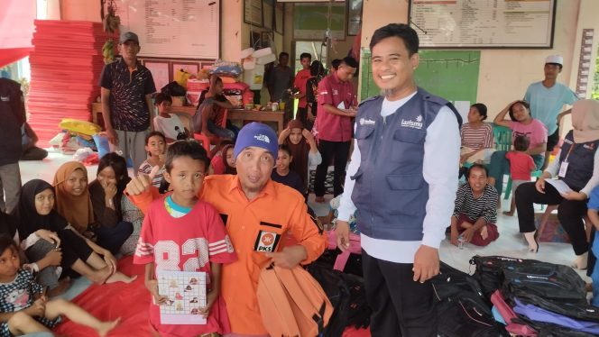 
					TENAGA AHLI FPKS DPRD Sulteng, Abdul Hanif saat foto bersama dengan anak-anak korban banjir di Desa Sibalago, yang menerima paket sekolah dari Fraksi PKS DPRD Sulteng.