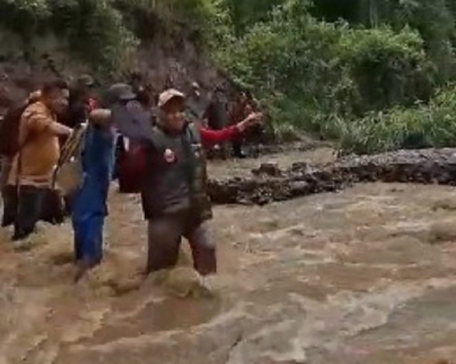 
					Suasana petugas Pantarlih Kota Palu menyeberangi sungai dengan arus yang sangat deras. photo: tangkapan layar