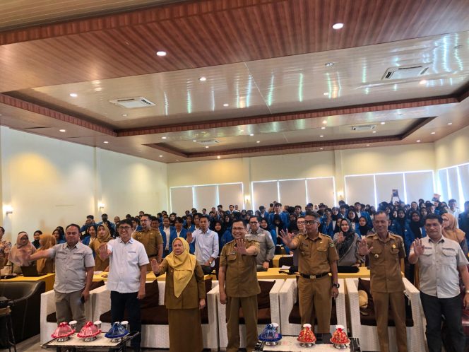 
					Pembekalan KKN tematik bersama Wakil Walikota Palu dan pihak Universitas Tadulako di Restoran Kampung Nelayan Kota Palu. //FOTO:GINDA