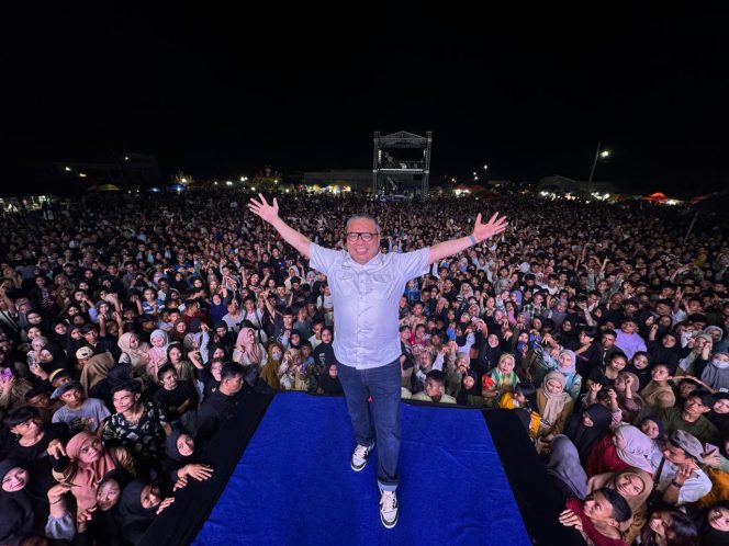 
					Suasana saat lautan massa hadiri safari politik Calon Gubernur Sulawesi Tengah, Ahmad Ali di Ampana Kota, Kabupaten Tojo Unauna (Touna), Selasa (09/07/24) malam. photo: ist