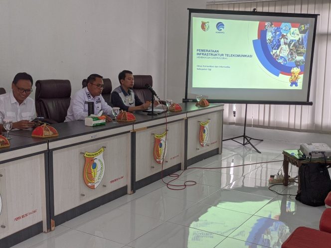 
					Suasana saat Wakil Bupati Sigi, Samuel Yansen Pongi, membuka secara resmi Rapat Koordinasi persiapan validasi dan verifikasi bantuan akses internet bagi pemerintah desa, sekolah, puskesmas dan Badan Usaha Milik Desa (Bumdes). photo: ist