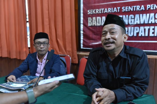 
					Calon perseorangan Mahfud Kambay didampingi oleh kuasa hukumnya Syamsudin usai keputusan Bawaslu Donggala pada Rabu kemarin (10/07/24). photo: netiz.id (akib)