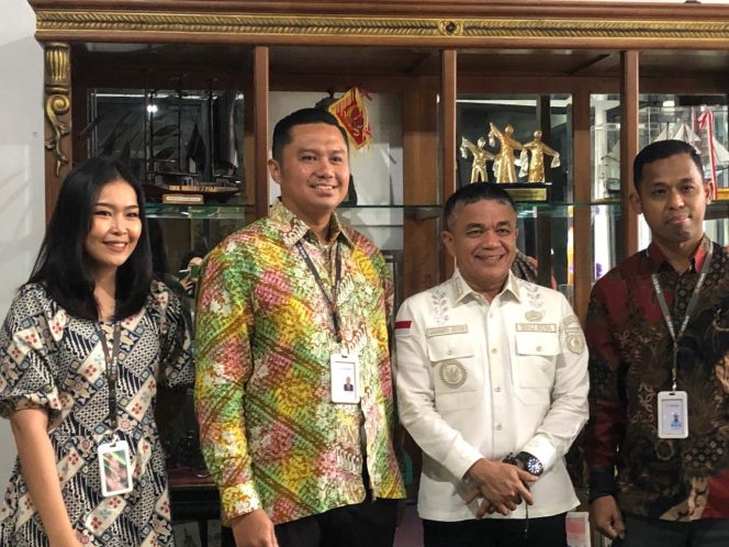 
					Diskusi dari pihak KB Bank bersama Walikota Palu Hadianto Rasyid diruang kerjanya. //FOTO:GINDA