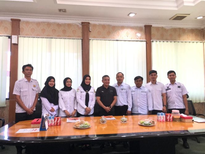 
					Pelepasan ASN Magang oleh Walikota Palu, Hadianto Rasyid di ruang kerjanya, Kota Palu. //FOTO:GINDA