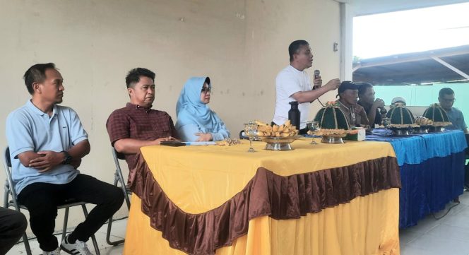 
					Suasana saat Wali Kota Palu, Hadianto Rasyid memberikan penyampaikan di kelurahan pada sabtu (13/07/24). photo: Yusuf